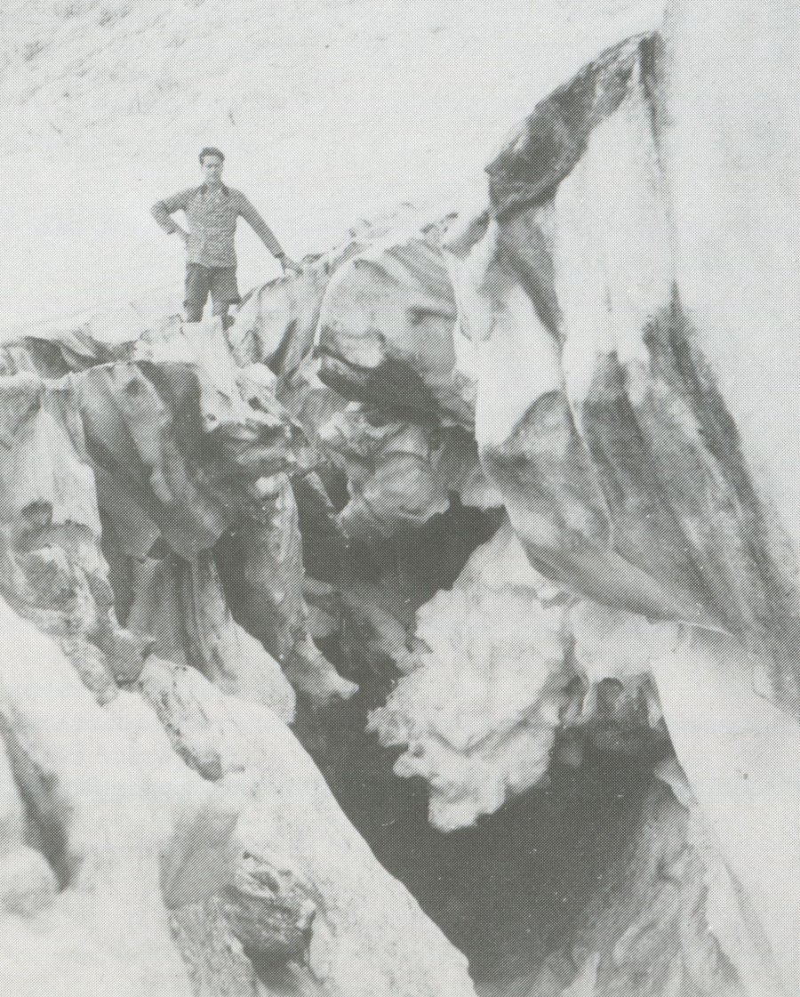 historische Aufnahme einer Gletscherspalte im Schwarzmilzferner