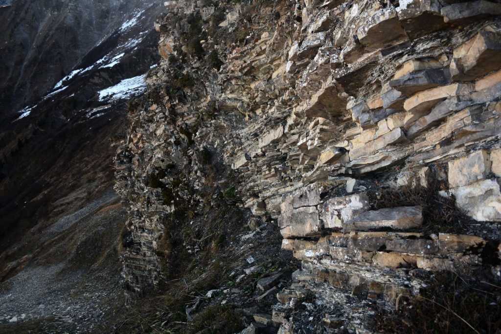 Sedimentgestein in dünnen Schichten im Kleinen Walsertal