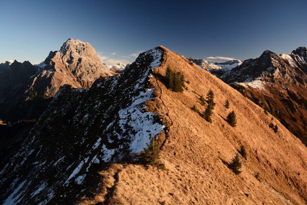 Am Rande des Kleinen Walsertals: Spätherbstlicht auf den Graten und Gipfeln